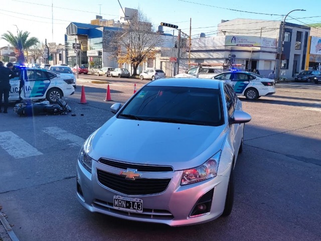 Una mujer herida en una colisi�n entre un auto y una moto
